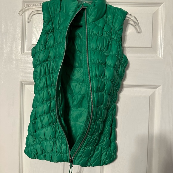 Athleta Downalicious Puffer Vest - Picture 4 of 15